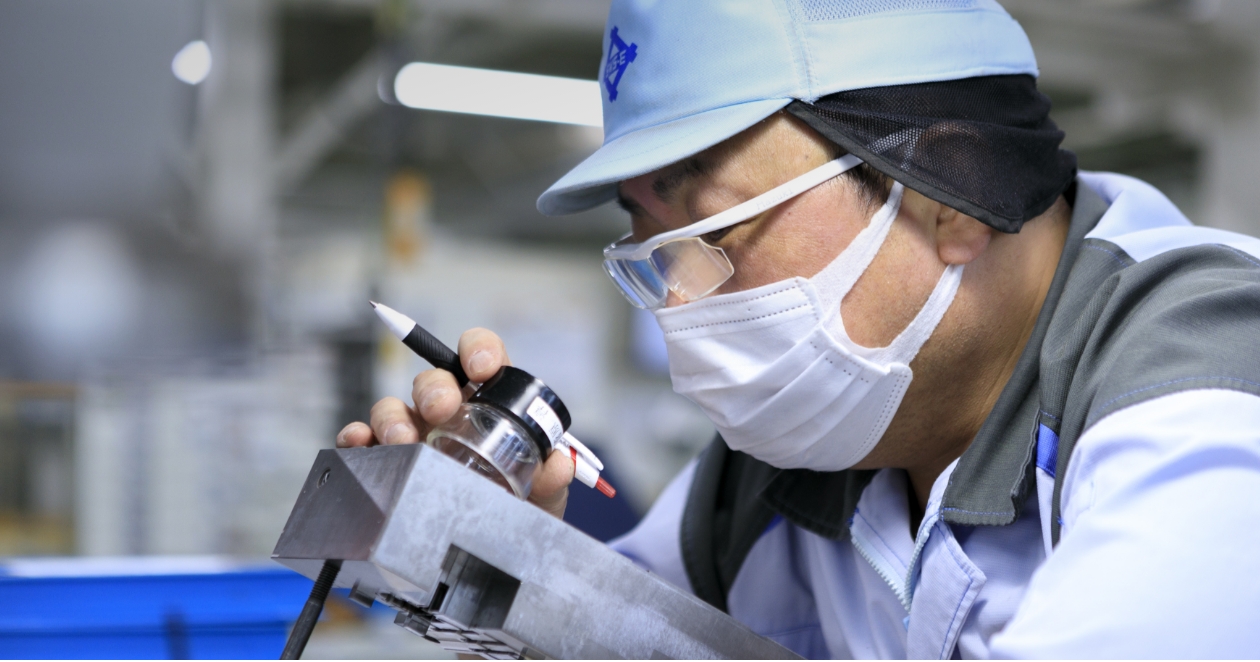 製品の検査をしている様子
