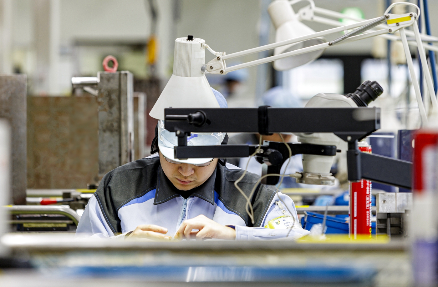社員が製品の検査をしている様子