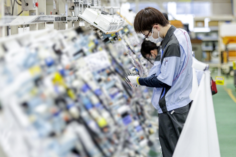 ハーネス事業部の社員が組み立てを行っている様子