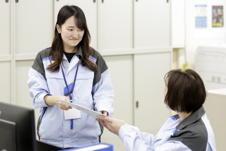 管理統轄部の社員がオフィスワークを行っている様子